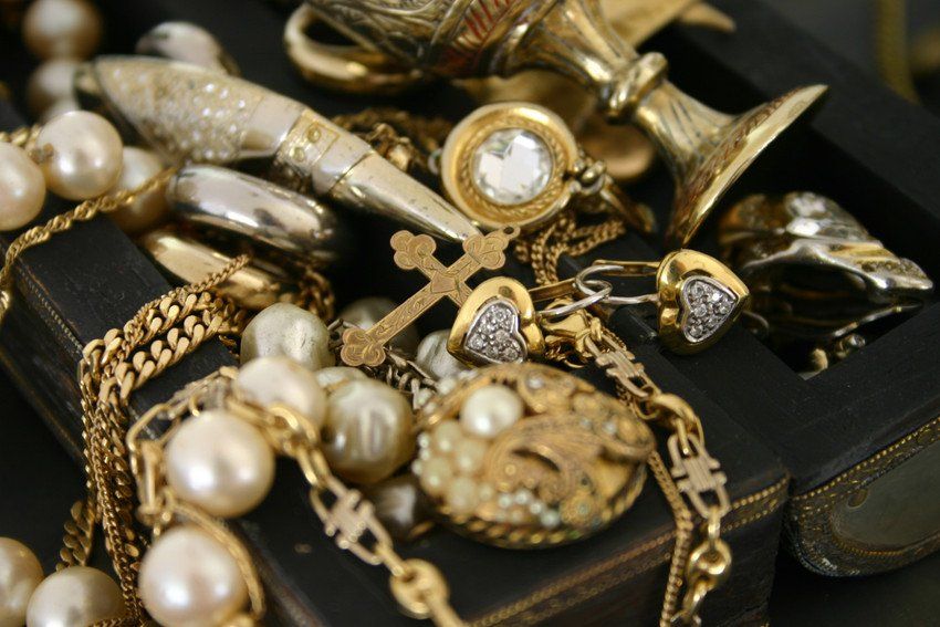 Vintage gold jewellery, pearls and lockets in a tray