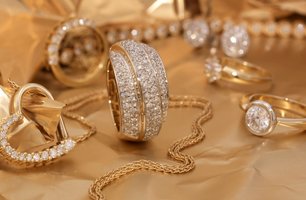 Diamond rings and a gold chain ready for valuation